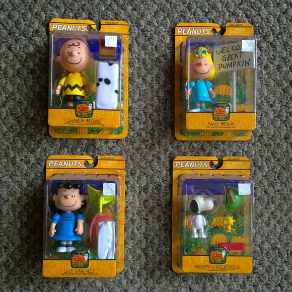 Playing Mantis Toys Four 4 Charlie Brown Peanuts Halloween Toy Sets